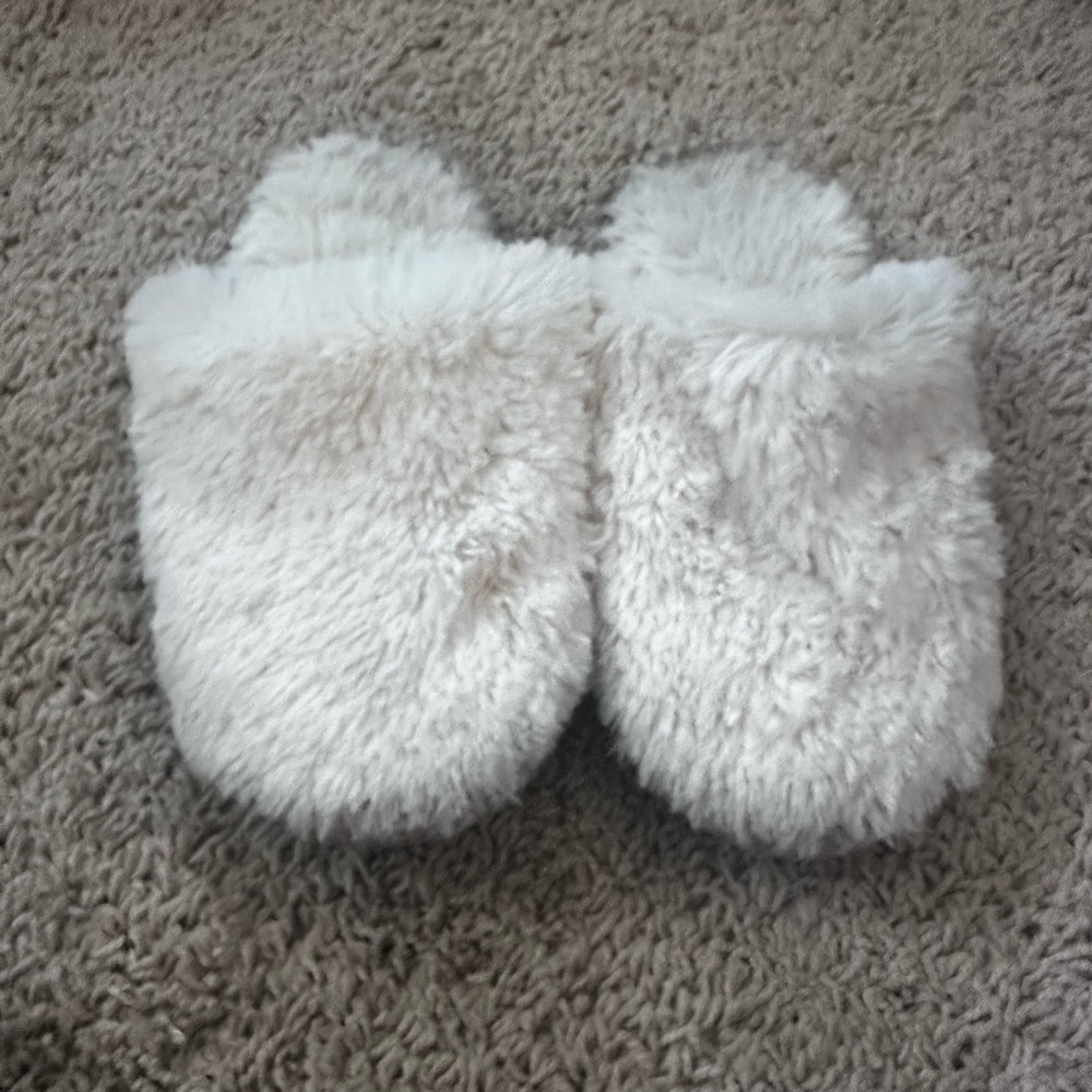 Muk Luke Cozy White Fuzzy Slippers